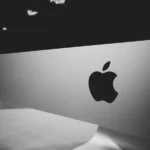apple logo on mac pc
