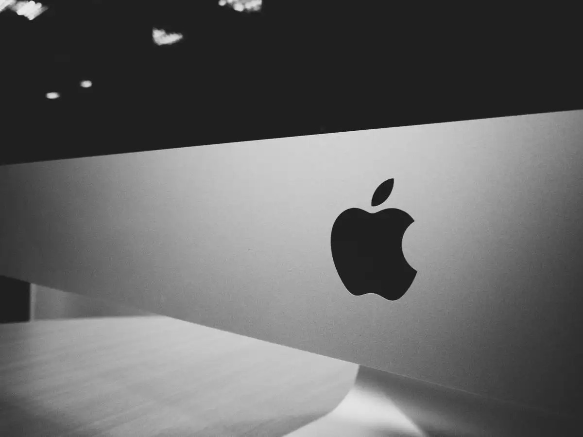 apple logo on mac pc